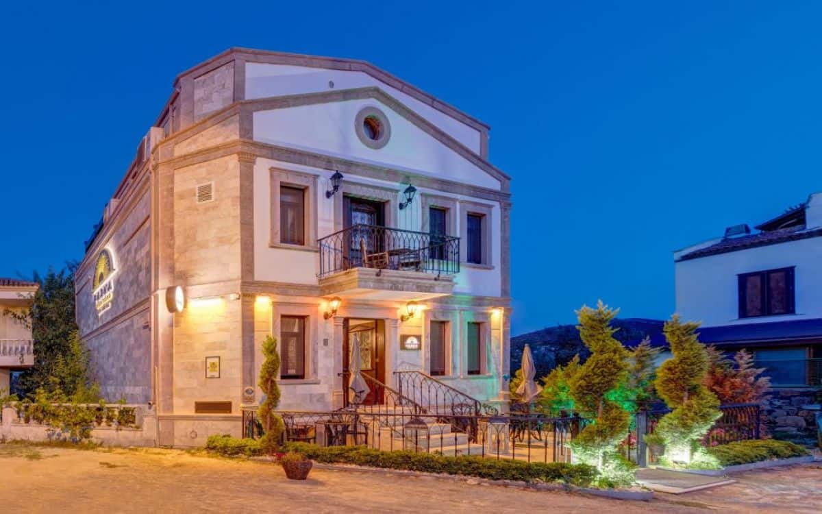 Parna Hotel ( 12+)