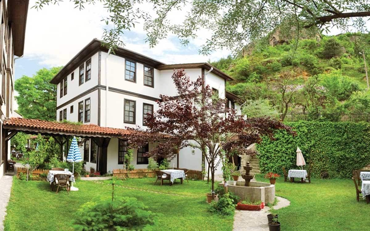 Uğurlu Konakları