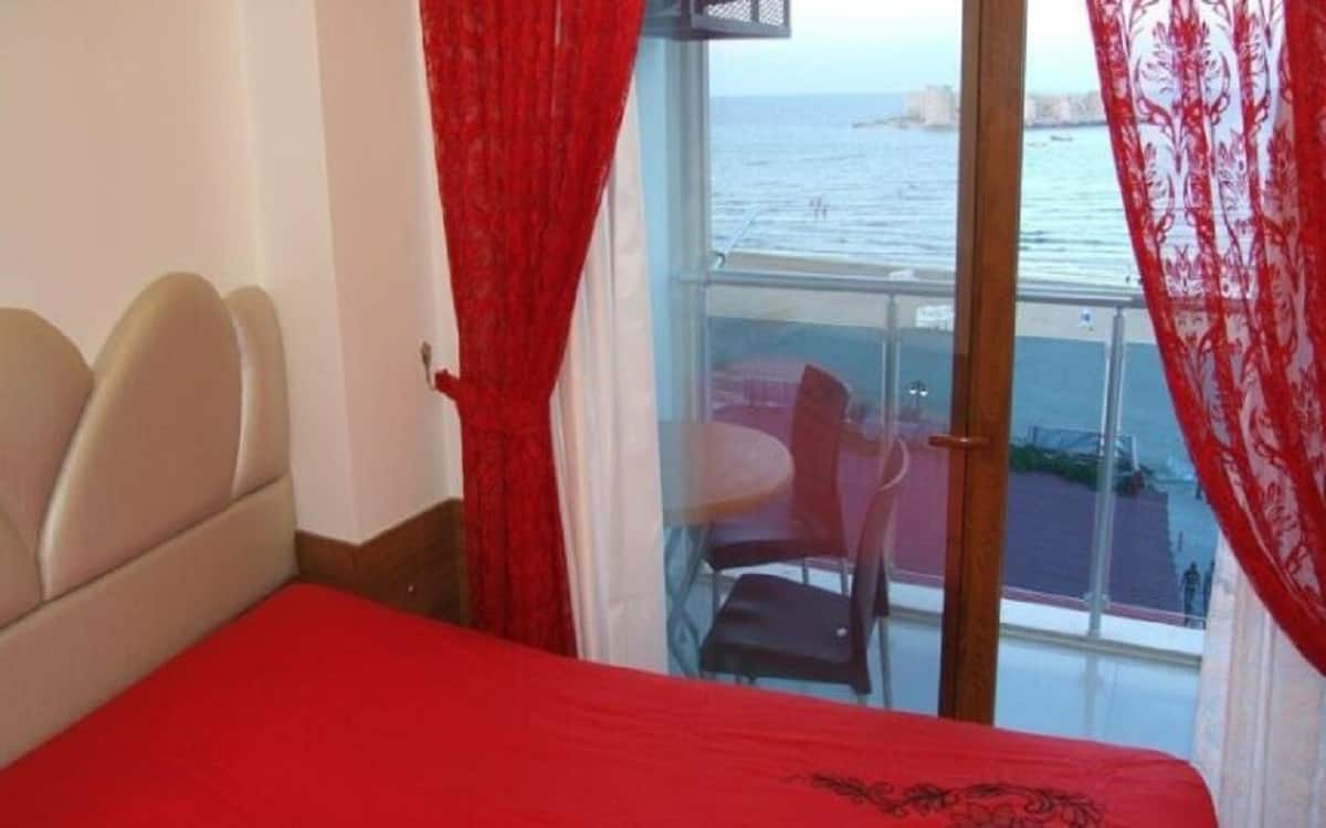 Nisan Hill Hotel