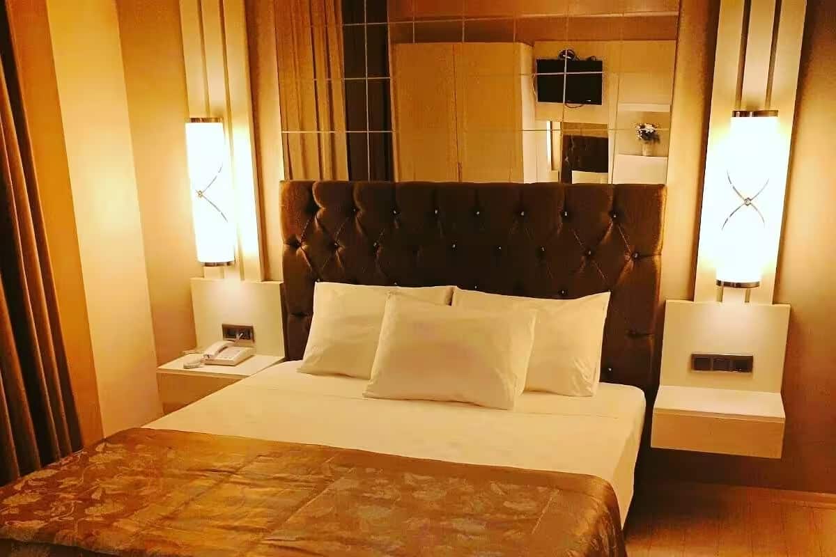Standard-Zimmer mit 1 Doppelbett, seitlicher Meerblick