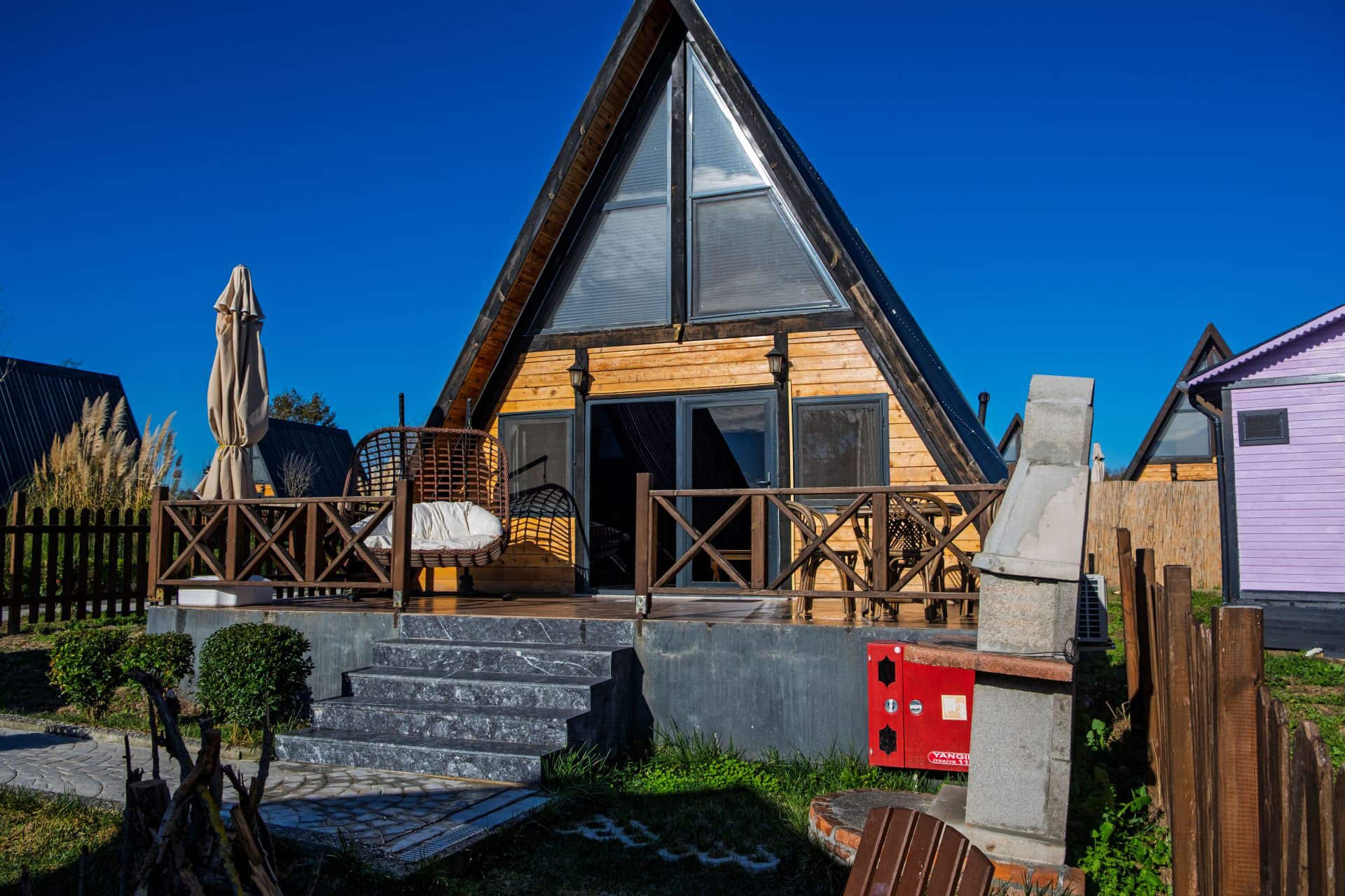 DELUXE BUNGALOV