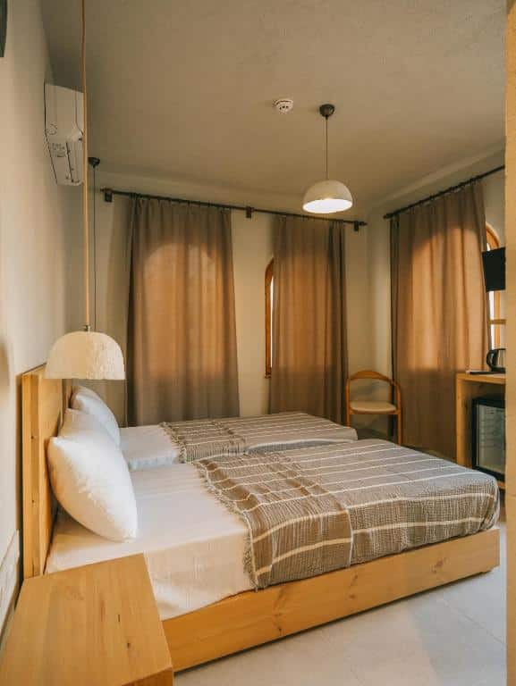 Standard-Zimmer mit getrennten Betten und Balkon