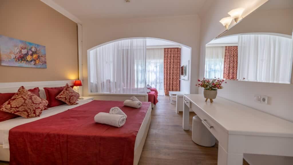 Geräumiges Zimmer, Poolblick