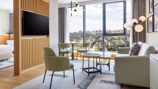 Suite 1 mit Schlafzimmer, 1 Kingsize-Bett und Schlafsofa, Stadtblick