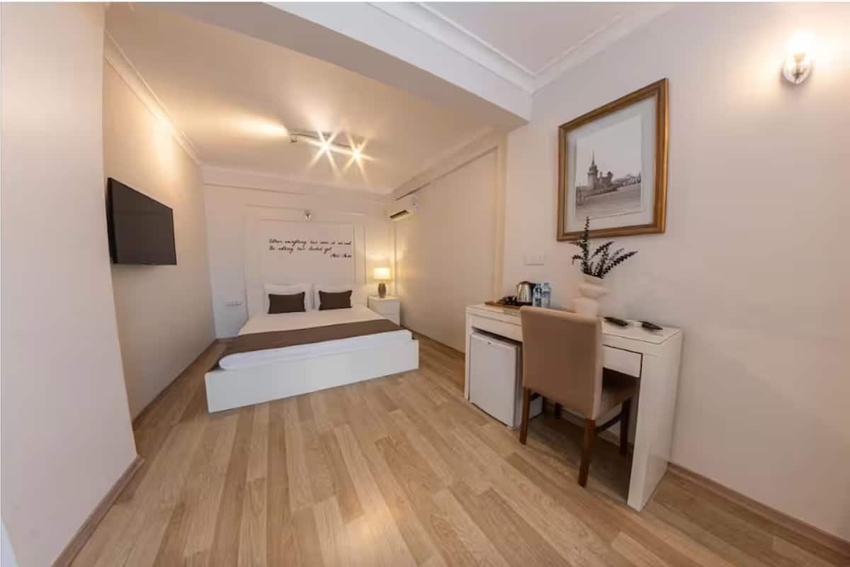 Chambre deluxe 1 avec lit king size et grand lit simple