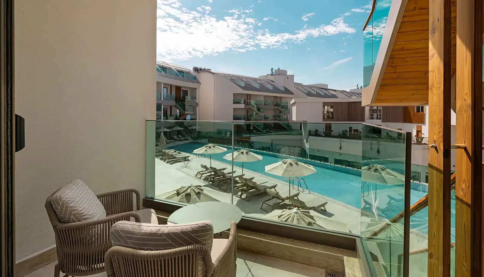 Chambre supérieure, avec accès à la piscine par des marches