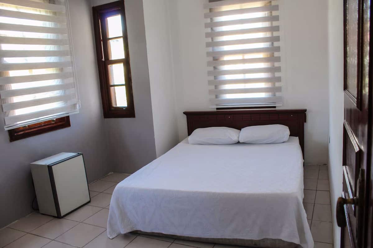 Zimmer mit großem Einzelbett