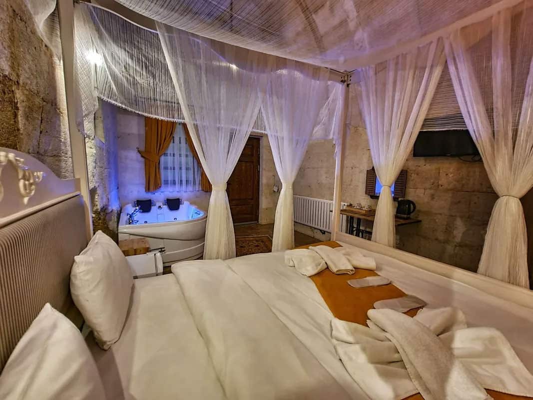 Gelbzimmer mit Whirlpool und Kamin
