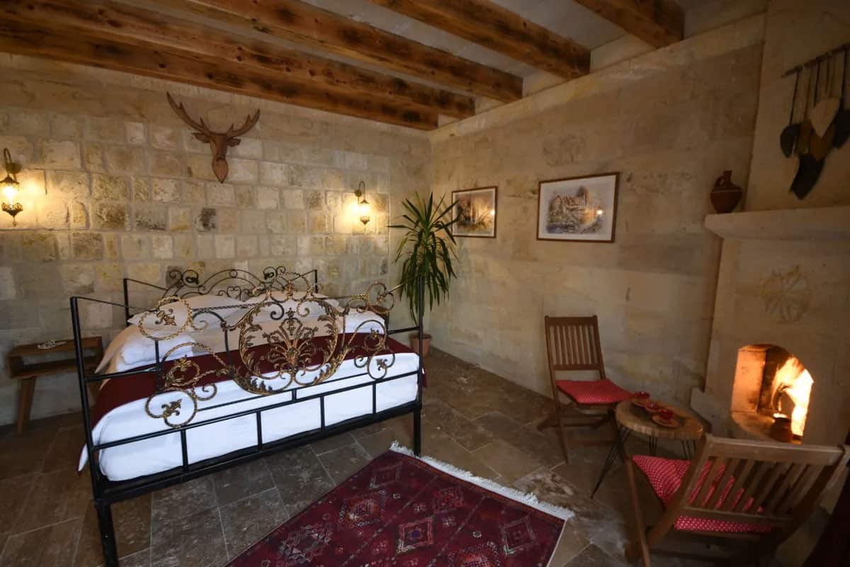 Bordeaux-Zimmer mit Whirlpool und Kamin