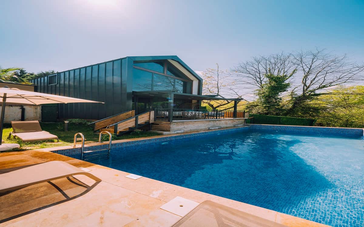 Zimmer mit beheiztem Privatpool und kleinem Garten
