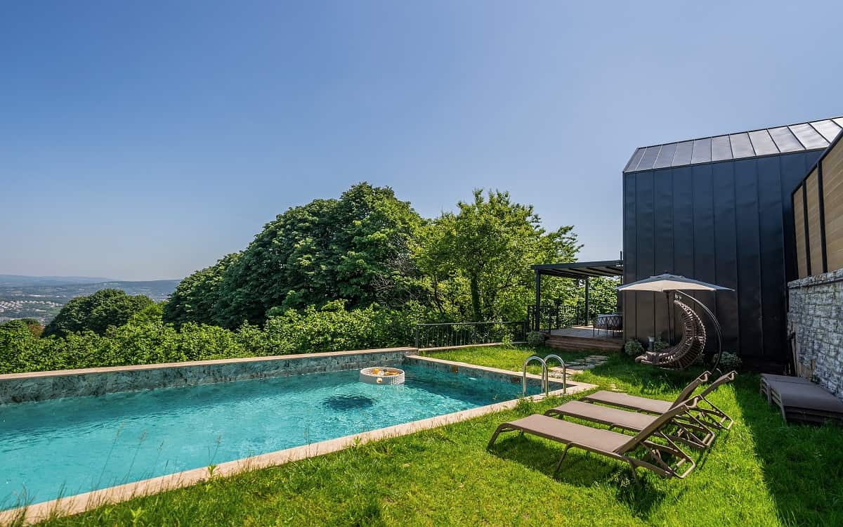 Geräumiges Zimmer mit beheiztem Privatpool und Garten