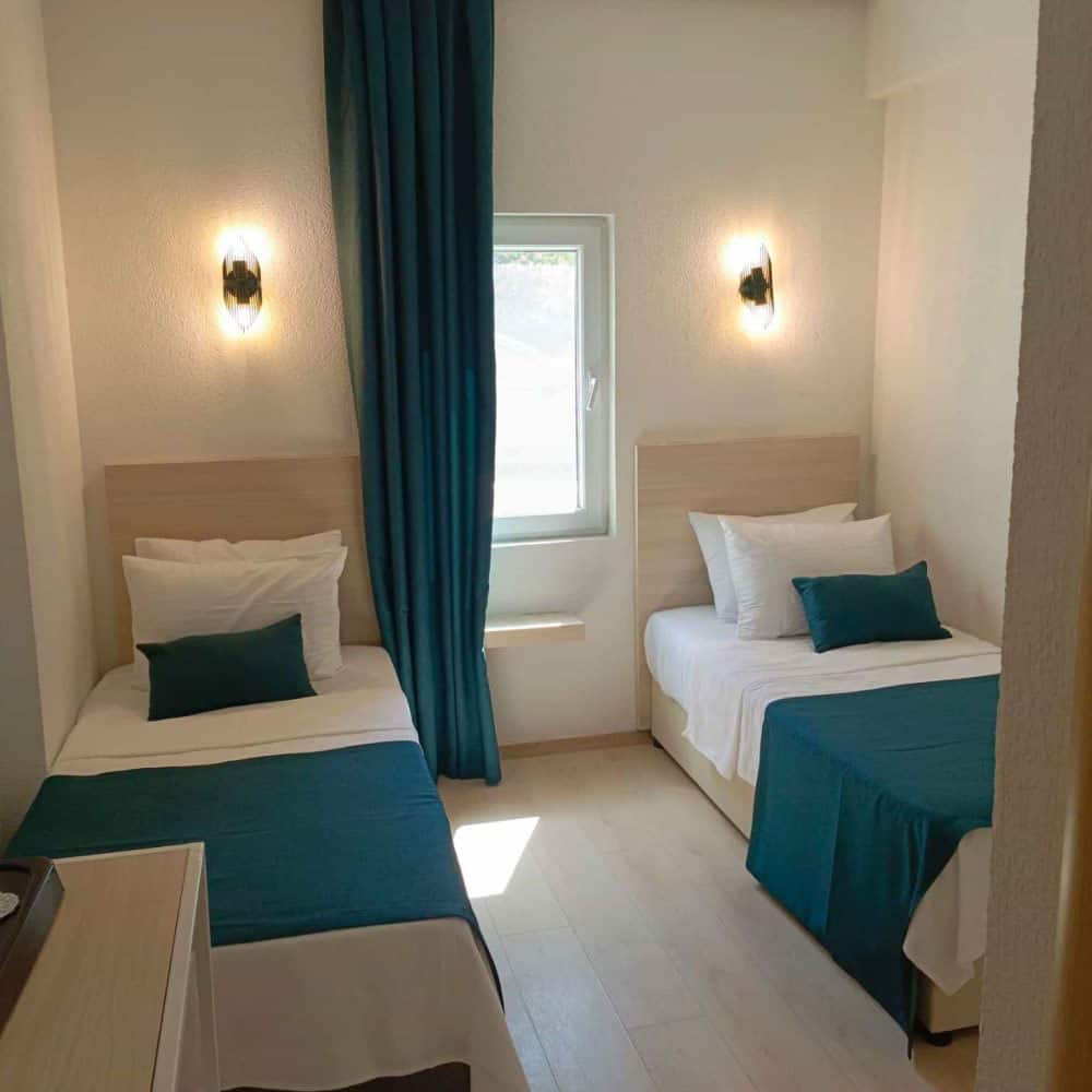Zimmer mit mehreren Betten, seitlicher Meerblick