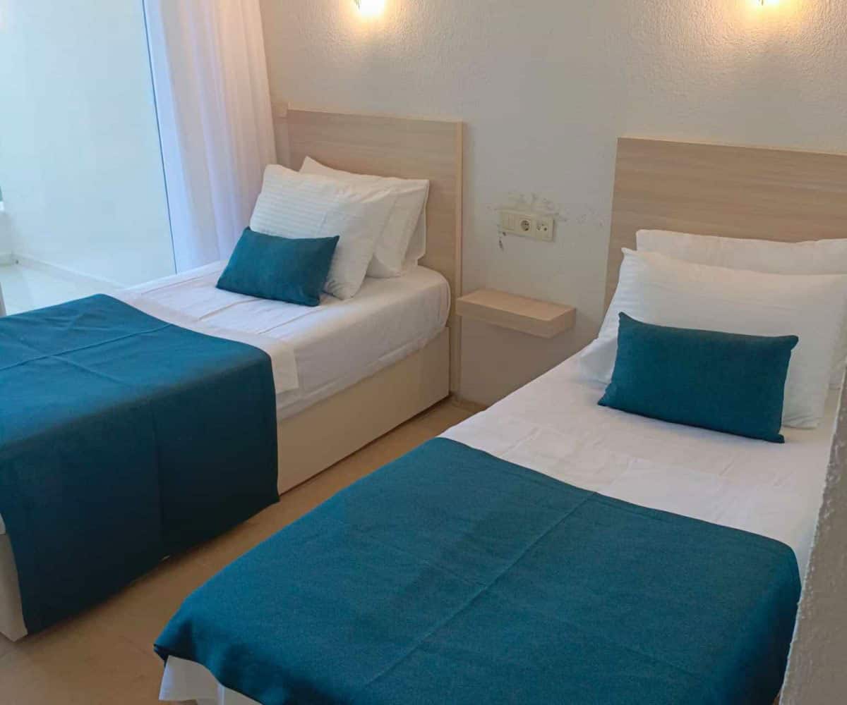 Zimmer mit mehreren Betten, Stadtblick