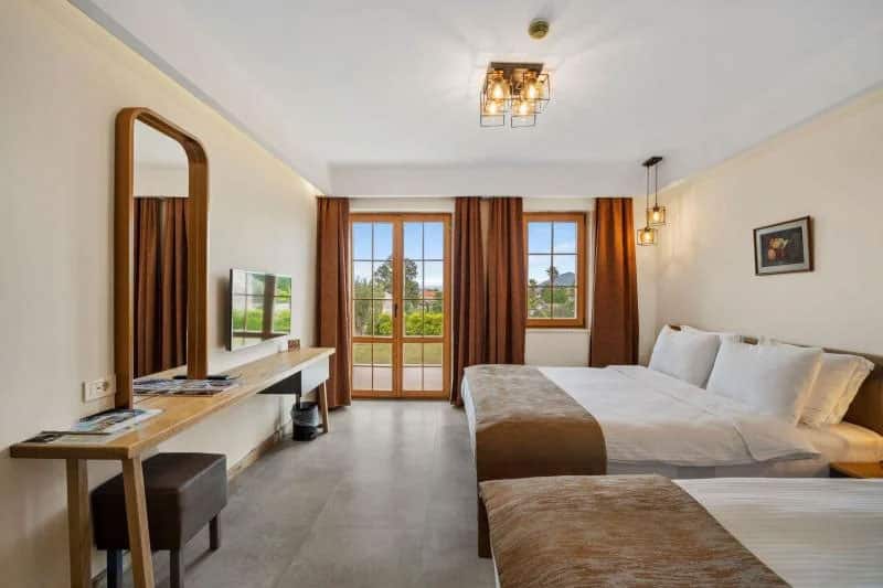 Zimmer mit Balkon, Bergblick