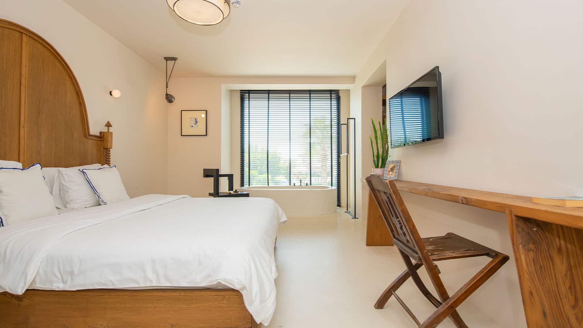 Meerpanorama-Deluxe-Zimmer 01 mit Badewanne