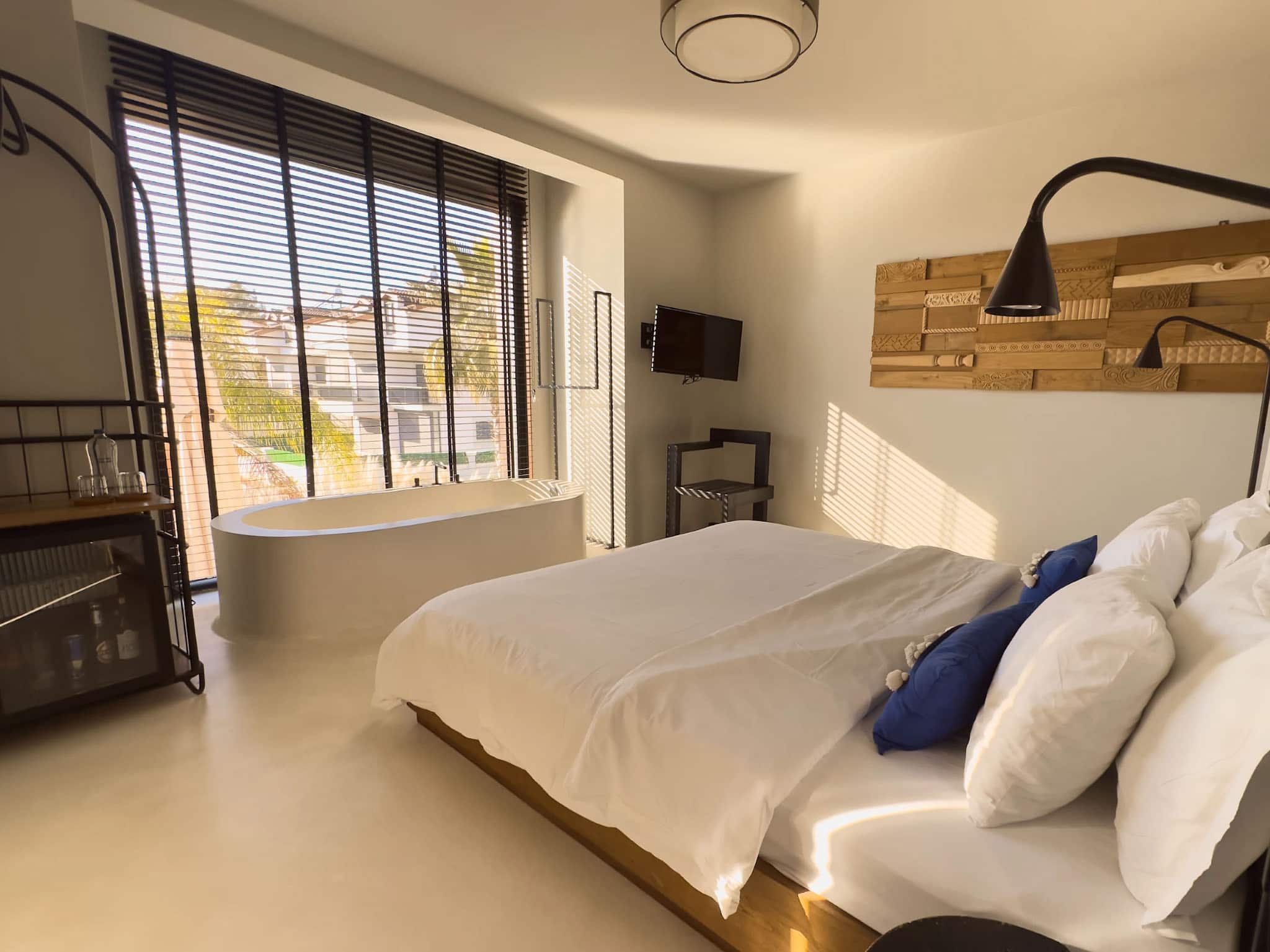 Nr. 02 Hochzeitszimmer mit Schminktisch und Badewanne
