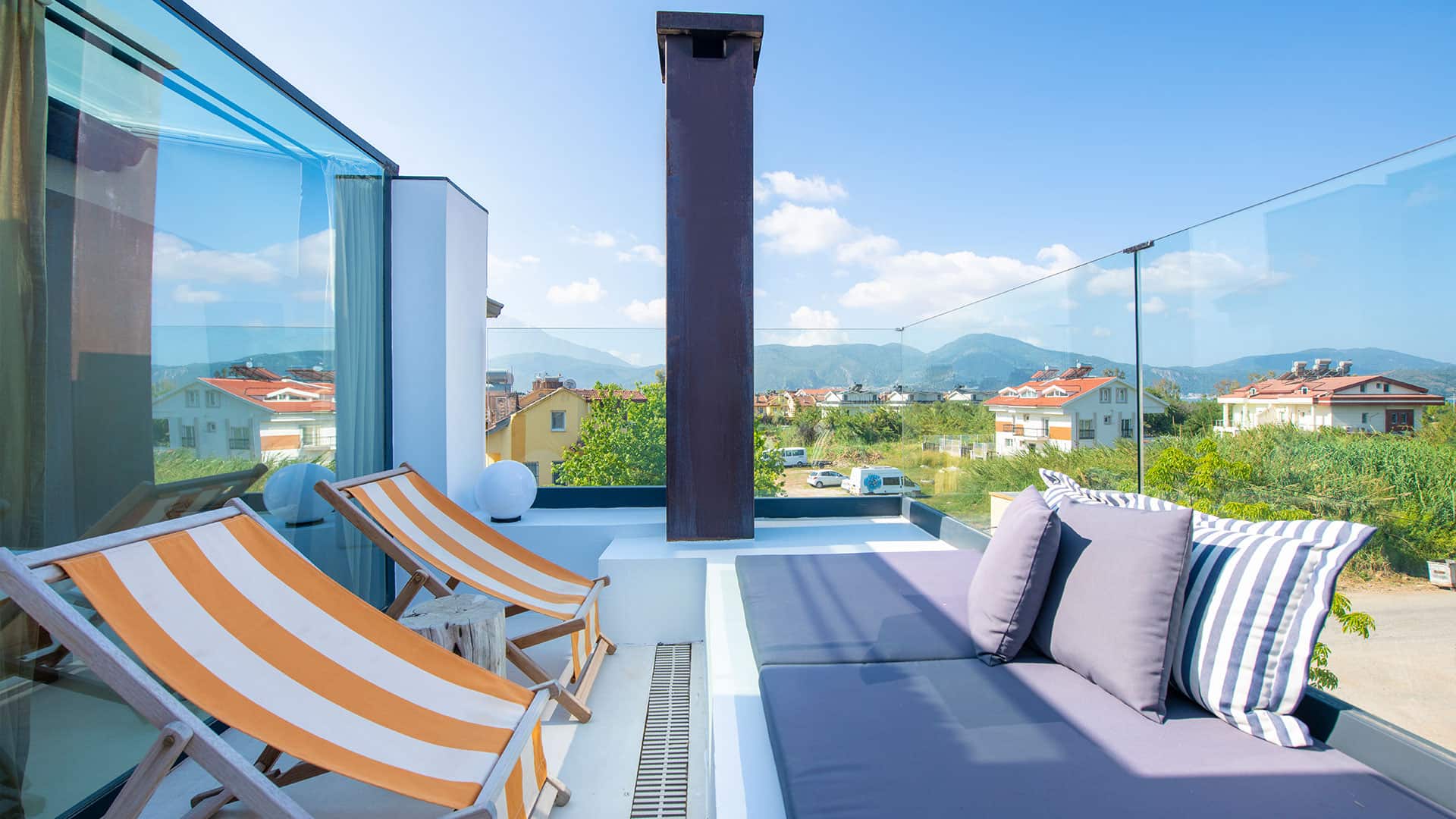 Meerpanorama-Zimmer 07 mit Badewanne und Terrasse