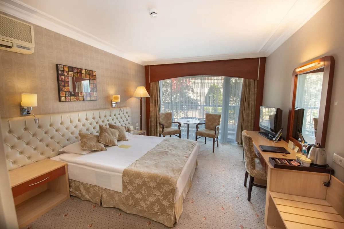 Zimmer mit französischem Bett, Stadtblick