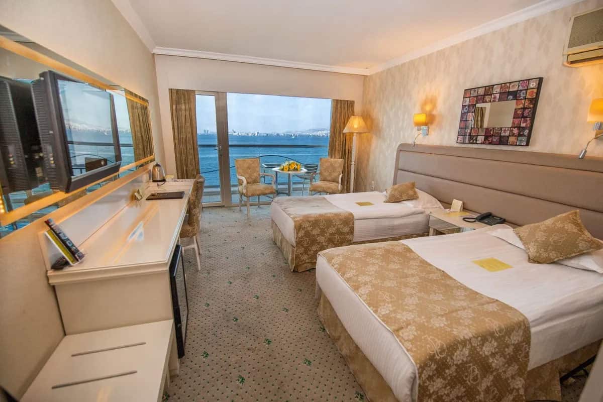Zimmer mit Balkon und 2 Betten, Meerblick
