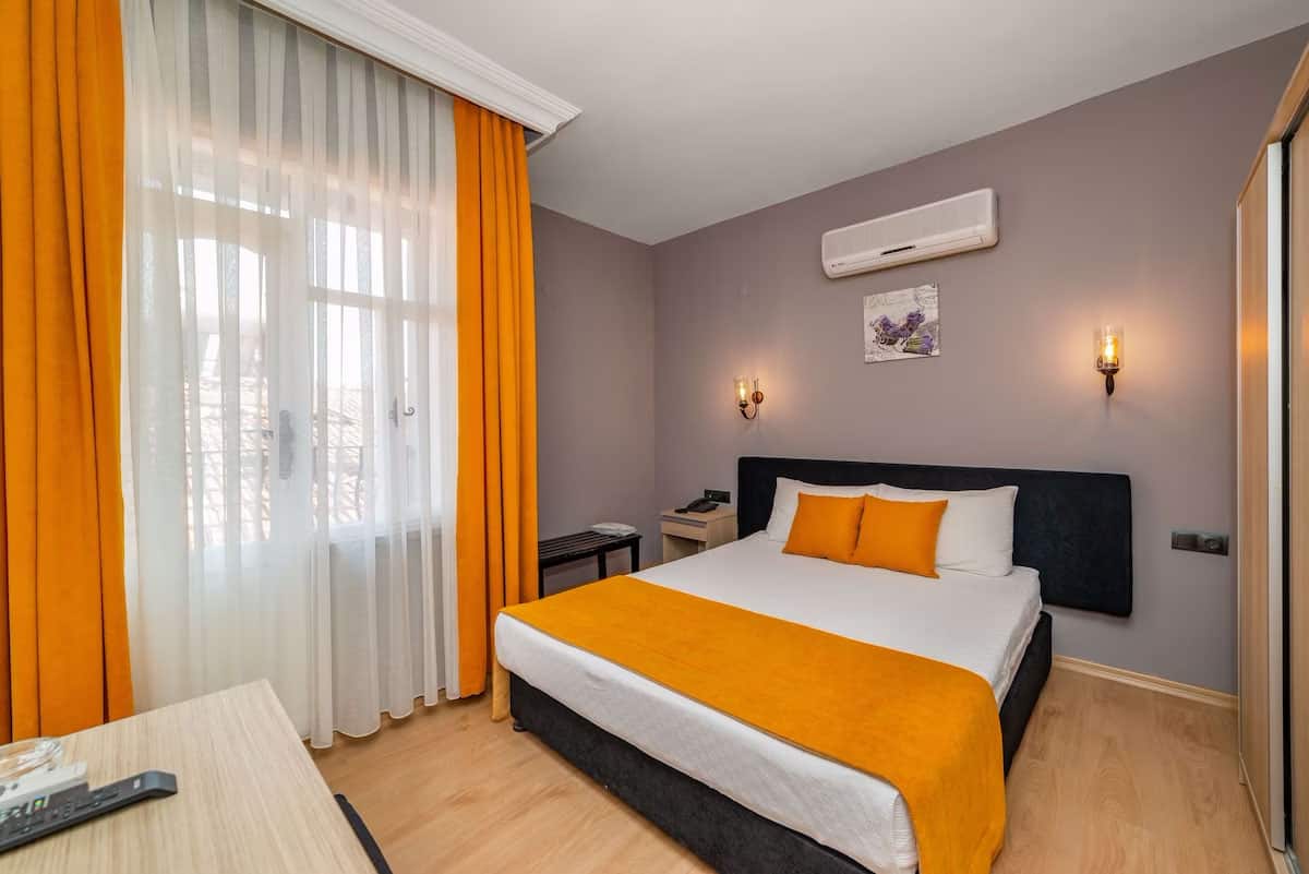 Zimmer mit großem Einzelbett, Stadtblick