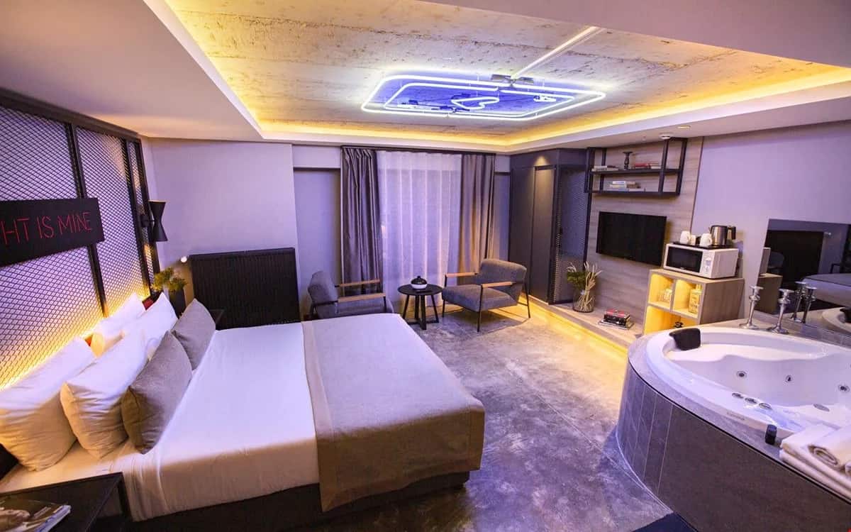 Dark-Zimmer mit Whirlpool
