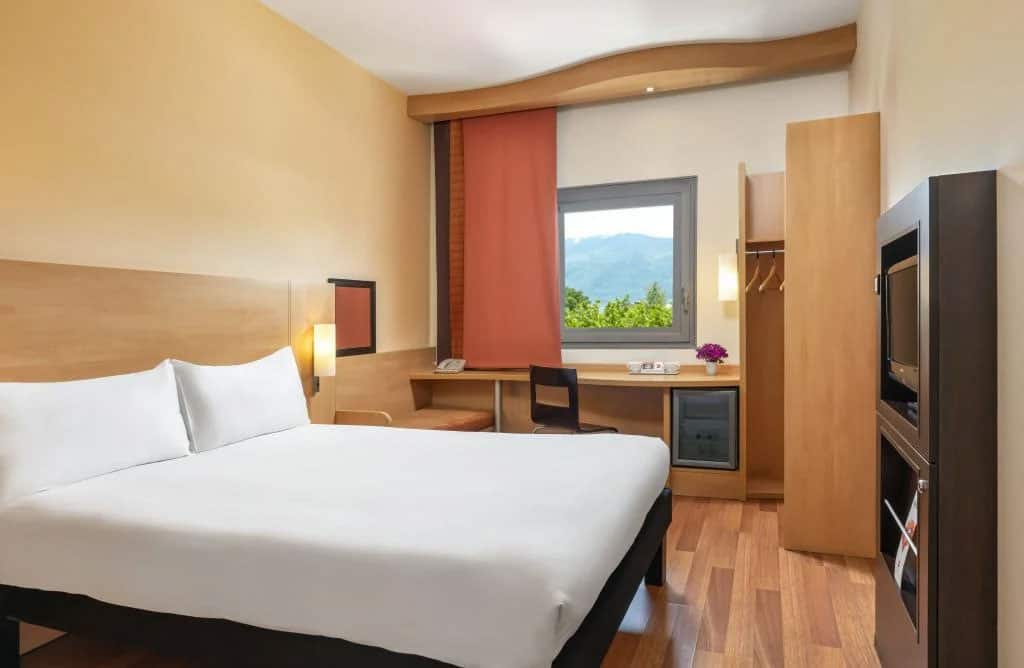 Zimmer mit großem Einzelbett und 1 Doppelbett