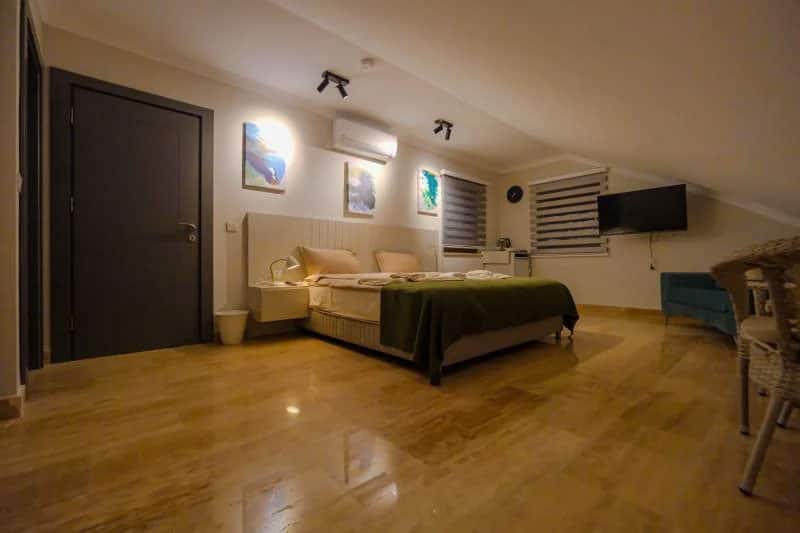 Dachzimmer mit Whirlpool