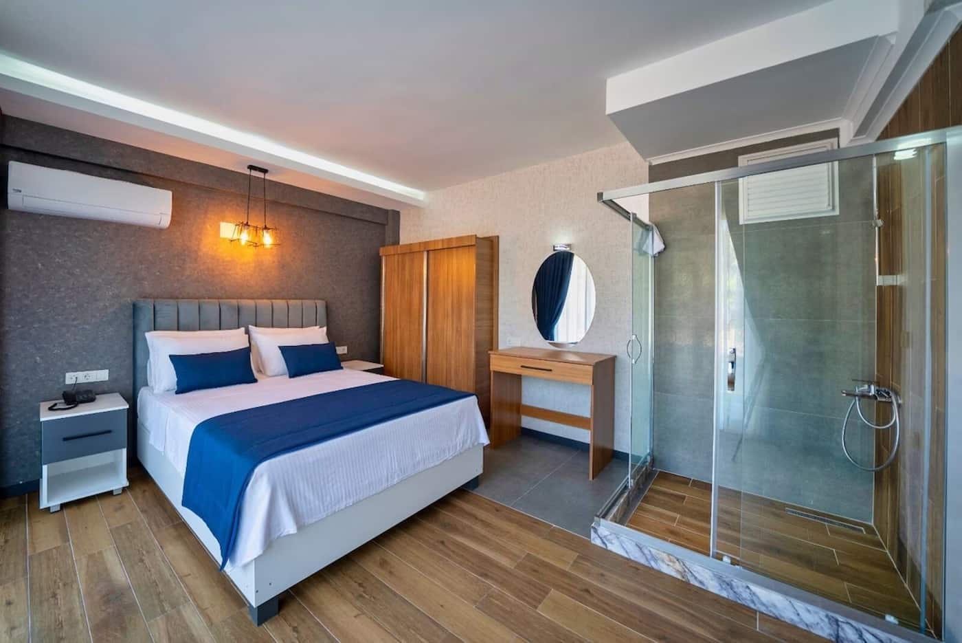Non-Smoking Deluxe Suite with 2 Bedrooms, City View