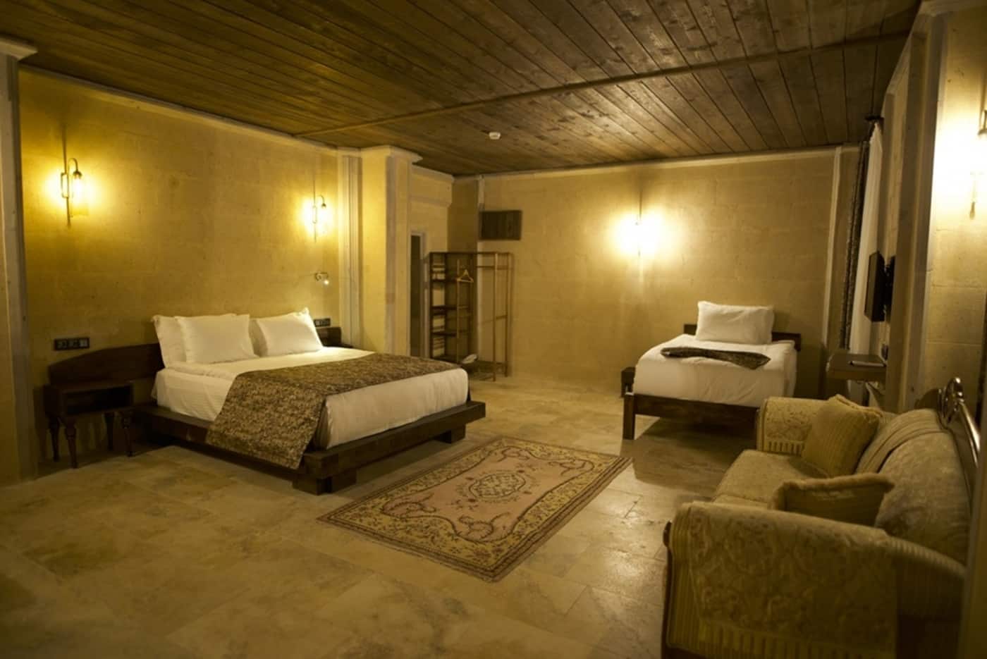 Dreibettzimmer mit Whirlpool