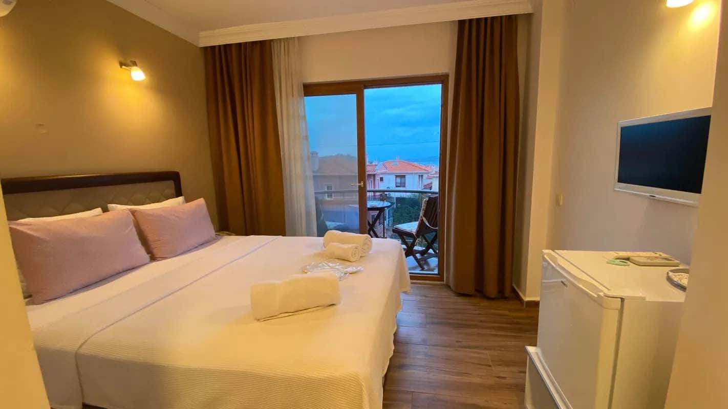 Standard-Zimmer mit Balkon, seitlicher Meerblick