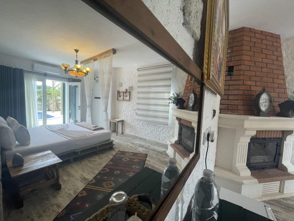 Zimmer mit Kamin