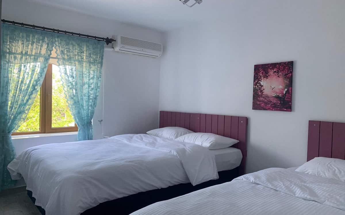 Zweibettzimmer mit großem Einzelbett