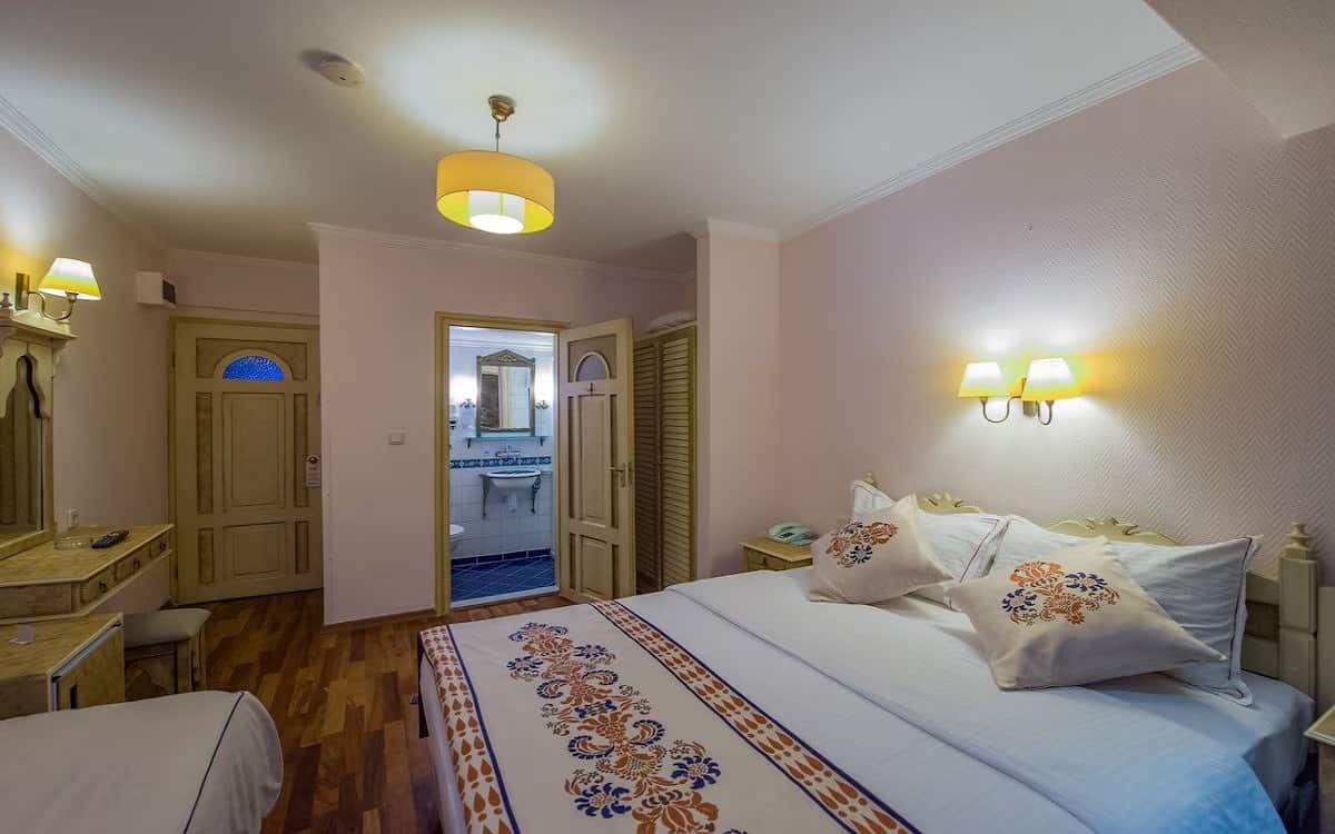 Zweibettzimmer mit großem Einzelbett
