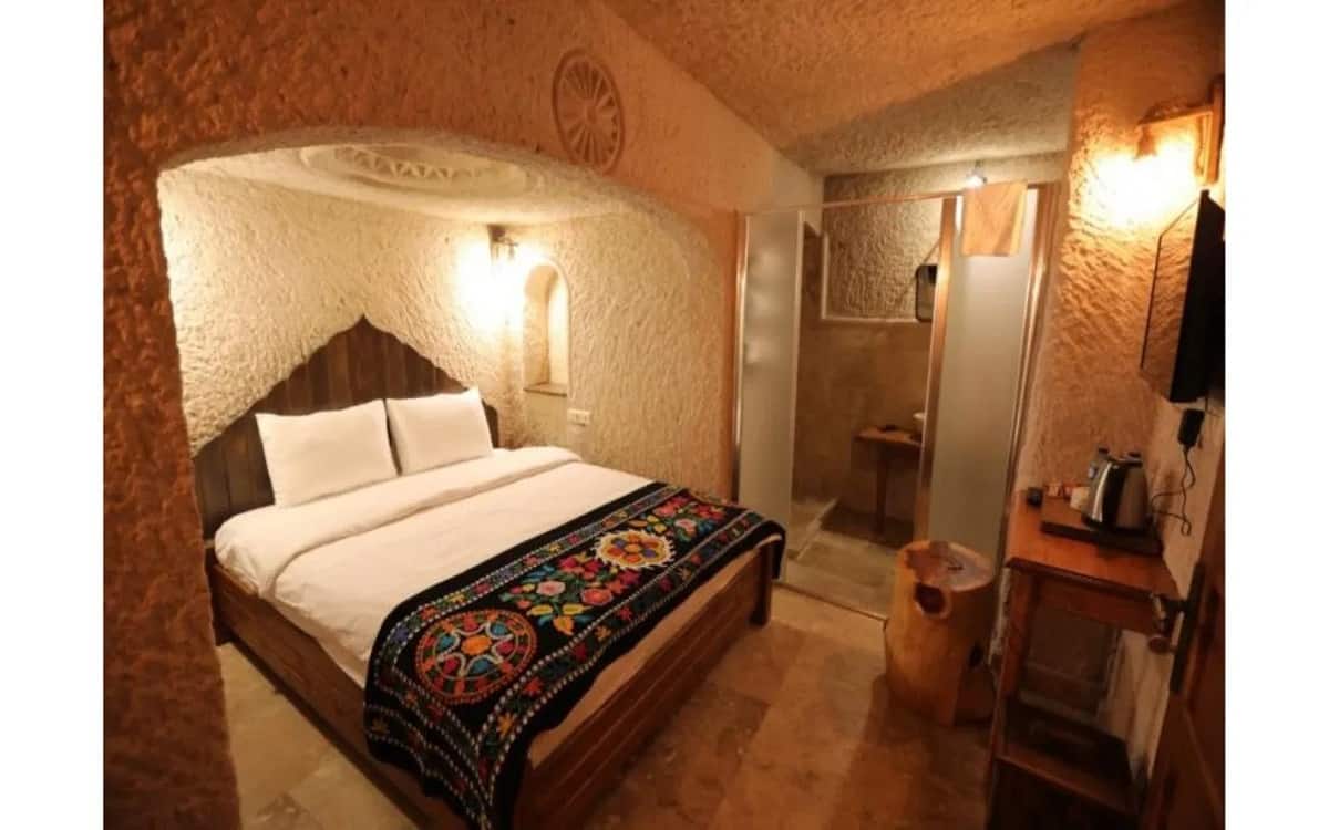 Economy Cave Room