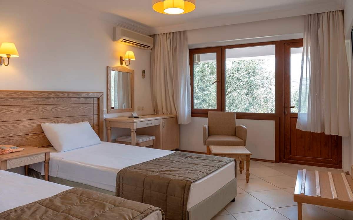 Zimmer mit 2 Einzelbetten und 1 Doppelbett
