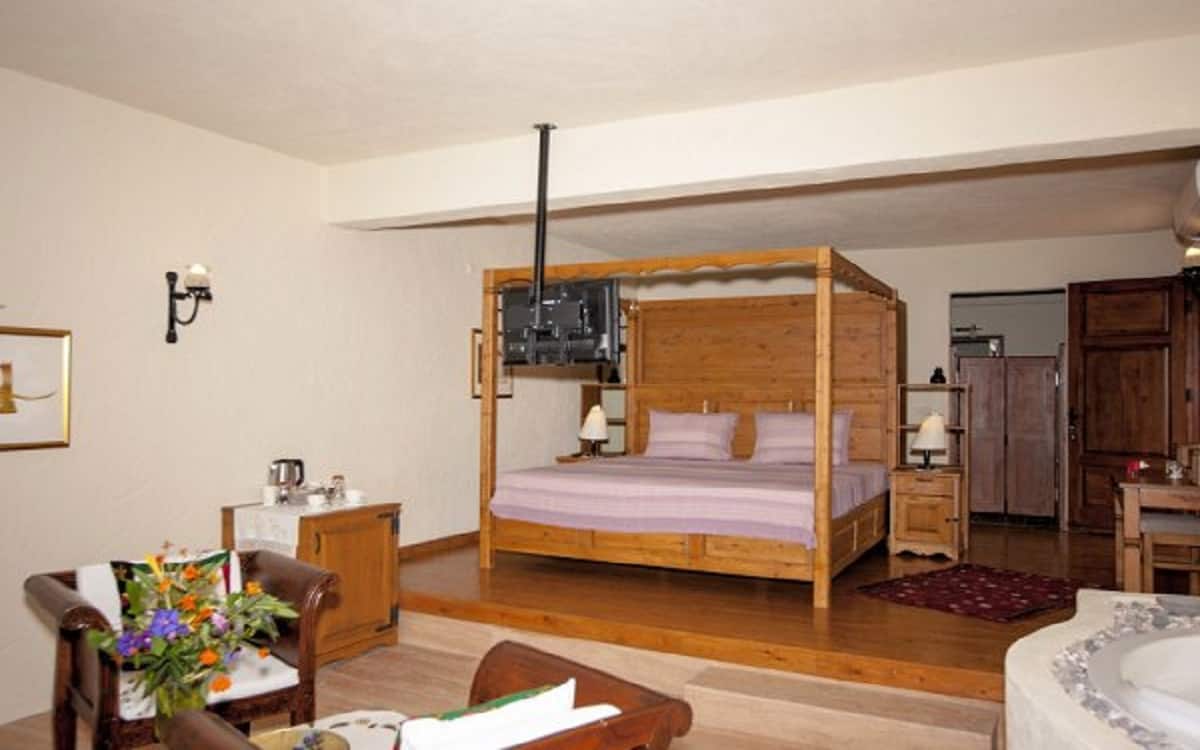 Zimmer mit Privatterrasse und Whirlpool