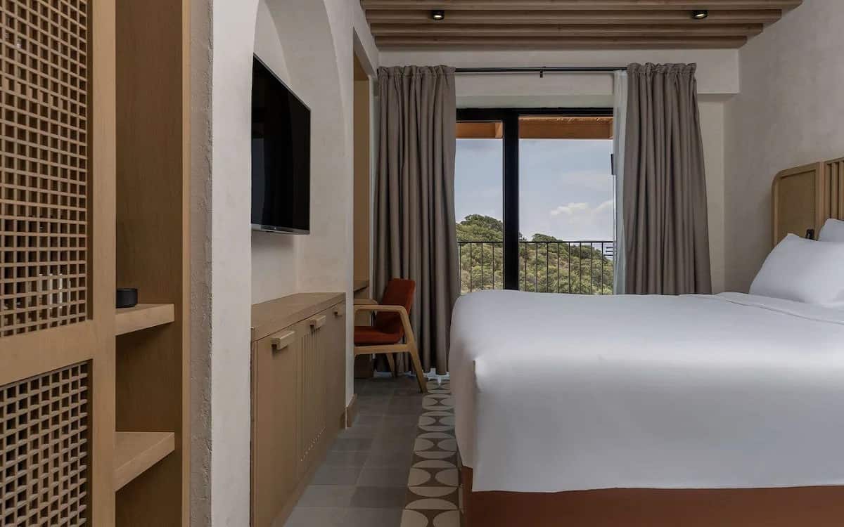 Zimmer mit französischem Balkon
