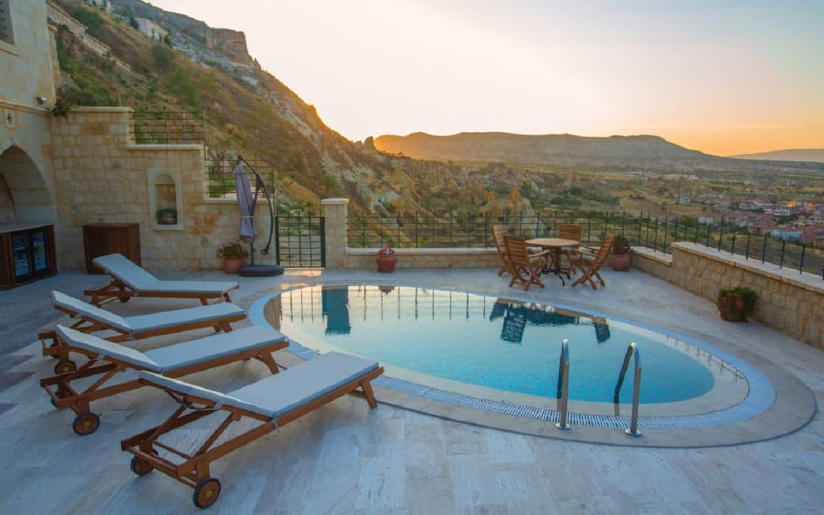 Grandiose-Cappadocian-Pool-Herrenhaus