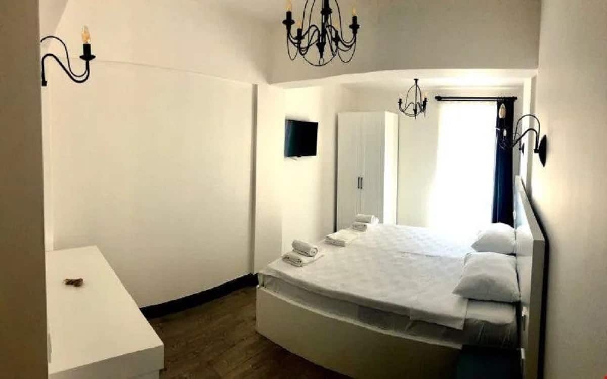 Zimmer mit französischem Balkon, Landblick