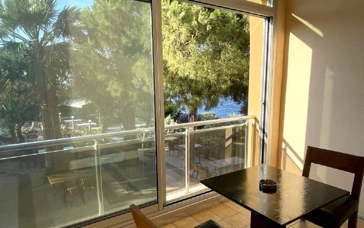Zimmer mit Balkon, Meerblick