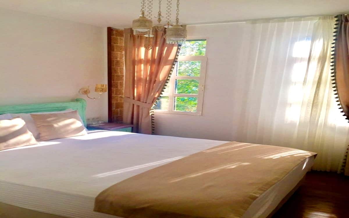 Zimmer mit Balkon, Gartenblick