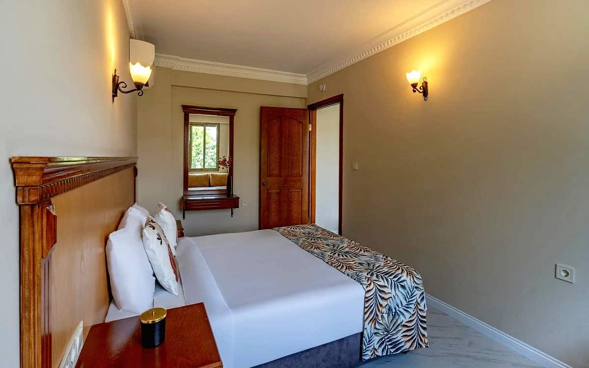 Room, Garden View
