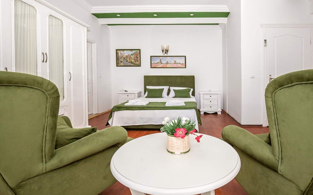 Grünzimmer mit Balkon