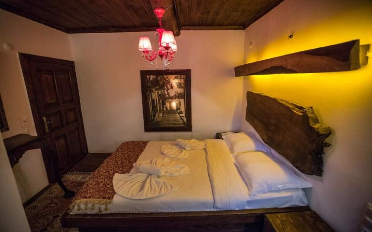 Zimmer mit Kamin