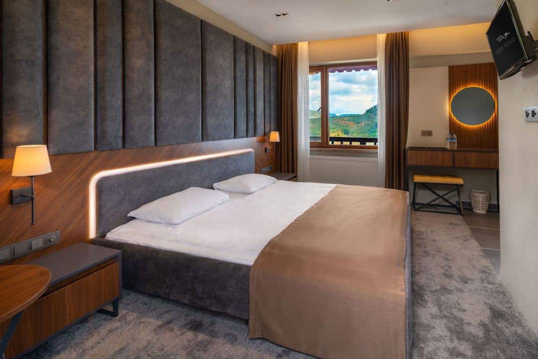 Zimmer mit Kamin