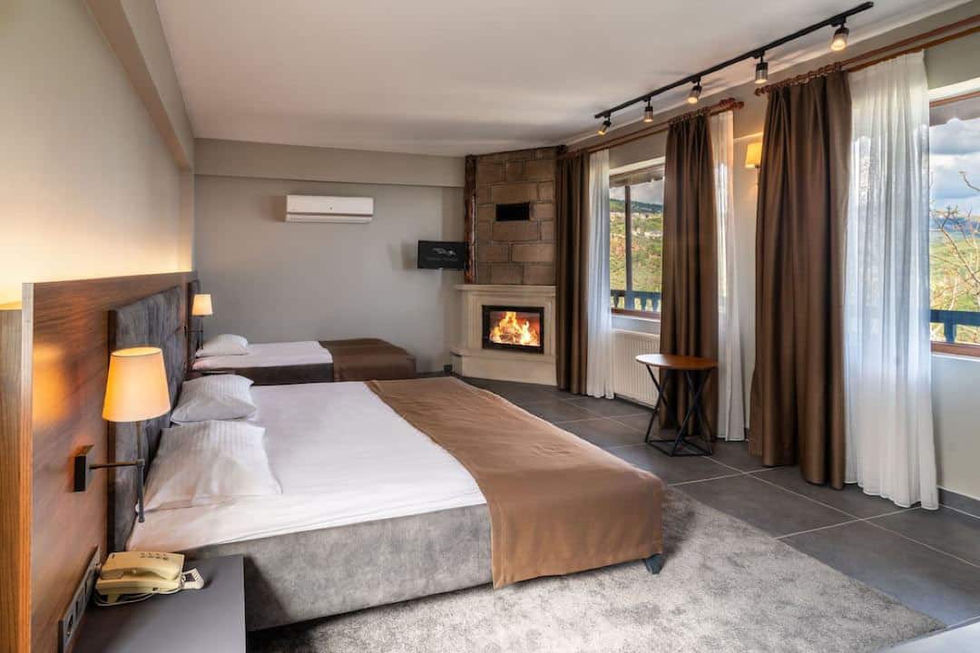 Zimmer mit Kamin