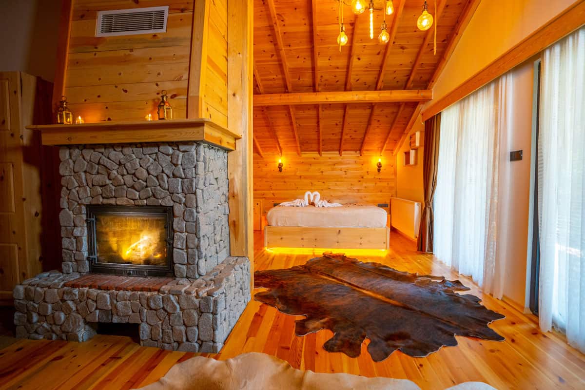 Zimmer mit Kamin und Whirlpool, Bergblick