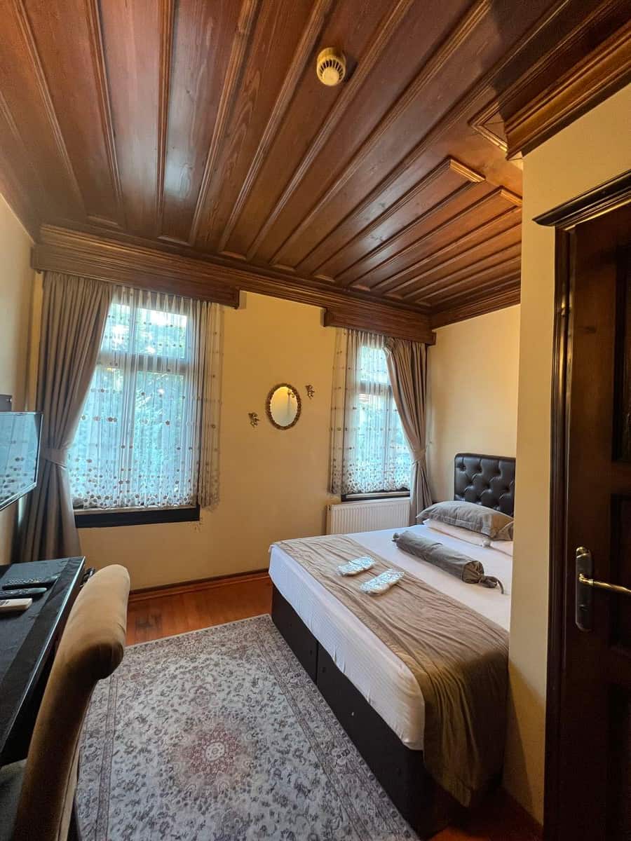 Standard-Einzelzimmer mit breitem Bett