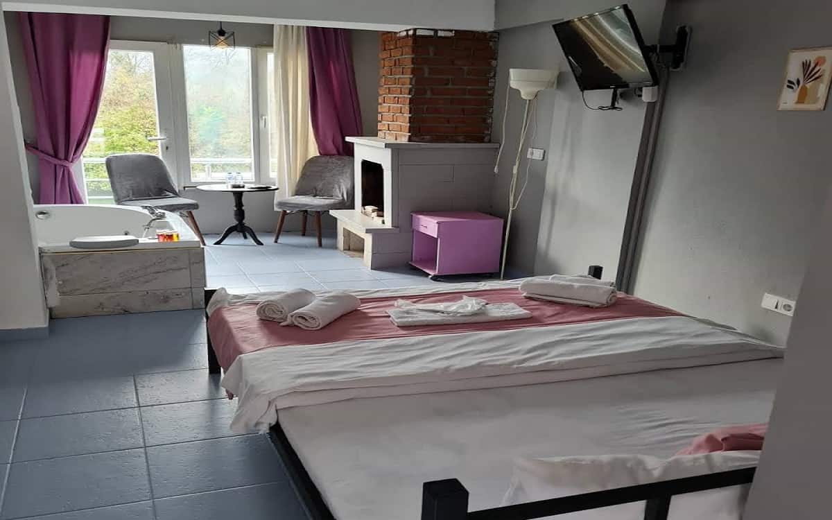 Zimmer mit Kamin