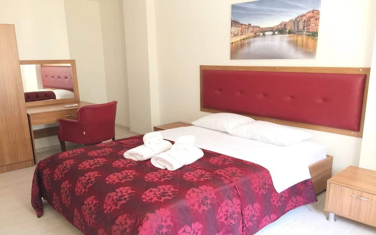 Zimmer mit Balkon und 3 Schlafzimmern